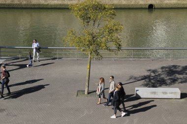 Bir bahar günü Bilbao şehir merkezinde insanlar
