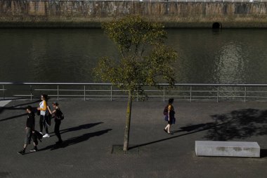 Bir bahar günü Bilbao şehir merkezinde insanlar