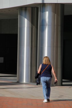Bir bahar günü Bilbao şehir merkezinde insanlar