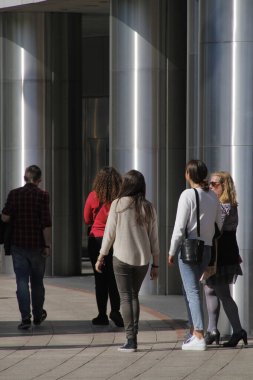 Bir bahar günü Bilbao şehir merkezinde insanlar