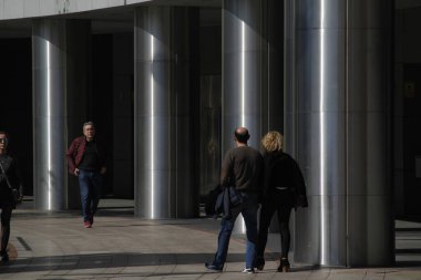 Bir bahar günü Bilbao şehir merkezinde insanlar