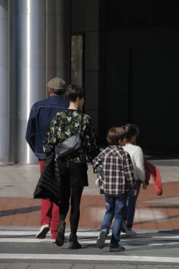 Bir bahar günü Bilbao şehir merkezinde insanlar