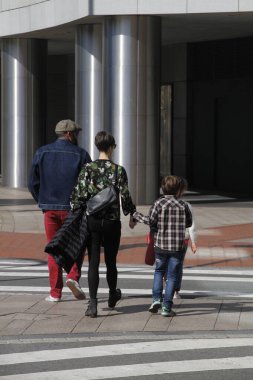 Bir bahar günü Bilbao şehir merkezinde insanlar