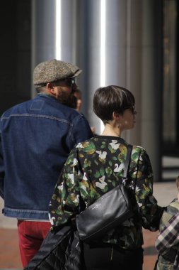 Bir bahar günü Bilbao şehir merkezinde insanlar