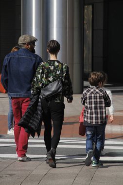 Bir bahar günü Bilbao şehir merkezinde insanlar