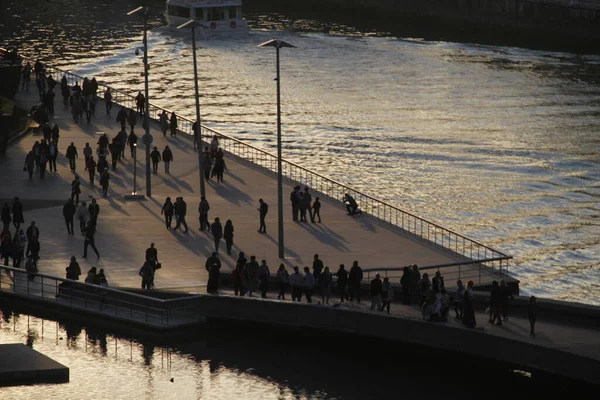 Άνθρωποι Περπατούν Στο Κέντρο Του Μπιλμπάο — Φωτογραφία Αρχείου