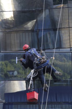 Bakım işleri bir binada yapılıyor.