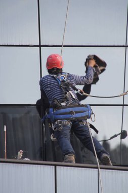 Bakım işleri bir binada yapılıyor.