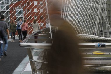 Kentsel bir çevrede yürüyen insanlar