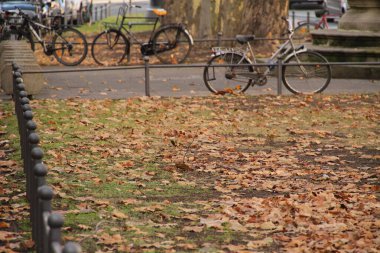 Kentsel bir ortamda bisiklet sürmek