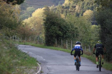 Kentsel bir ortamda bisiklet sürmek