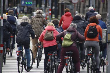 Kentsel bir ortamda bisiklet sürmek