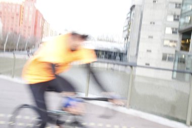 Kentsel bir ortamda bisiklet sürmek