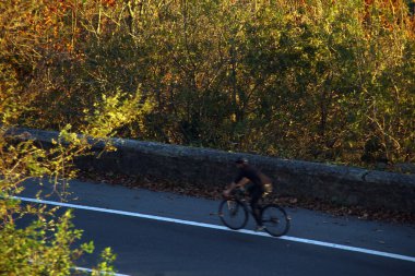 Kentsel bir ortamda bisiklet sürmek