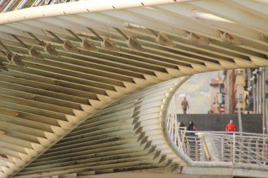 Bilbao nehri üzerindeki köprü.