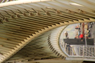 Bilbao nehri üzerindeki köprü.