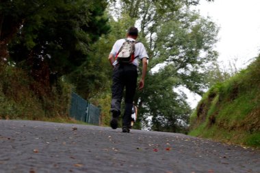 Kırsalda yürüyüş yapmak.