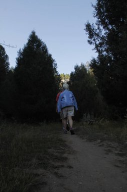 Kırsalda yürüyüş yapmak.