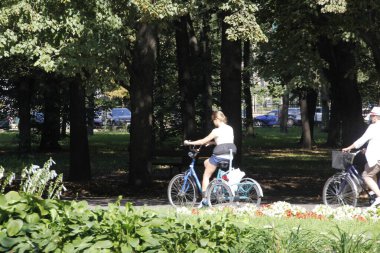 Banliyöde bisiklet sürmek