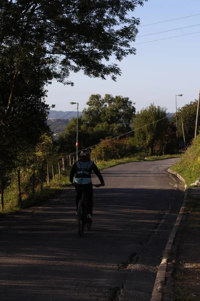 Andar Bicicleta Nos Subúrbios — Fotografia de Stock