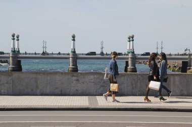 San Sebastian köprüsündeki insanlar