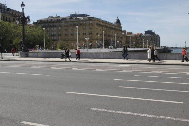 San Sebastian köprüsündeki insanlar