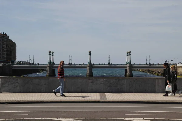 Menschen Auf Einer Brücke Von San Sebastian — Stockfoto