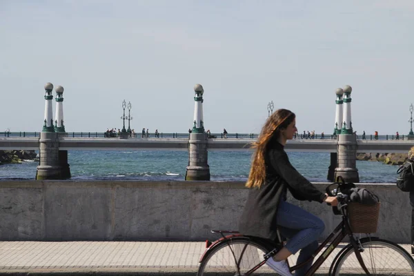 Gente Puente San Sebastián — Foto de Stock