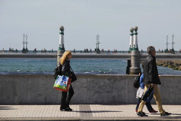 Lidé Mostě San Sebastian — Stock fotografie