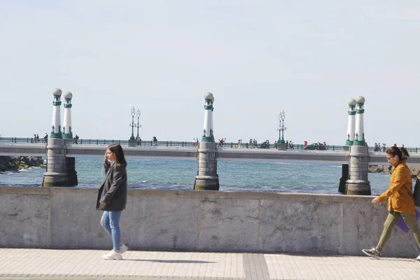 Pessoas Uma Ponte San Sebastian — Fotografia de Stock