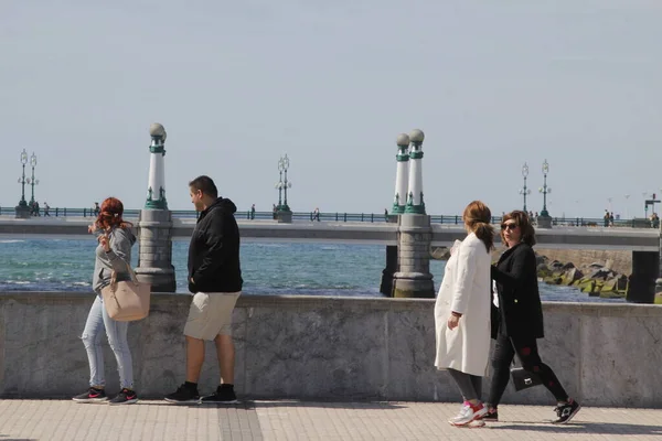 Mensen Een Brug Van San Sebastian — Stockfoto