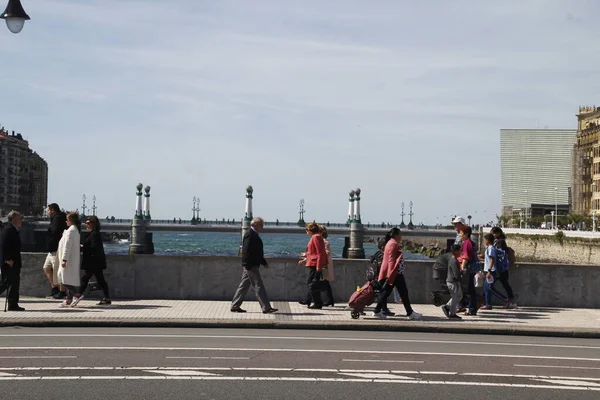 Gente Puente San Sebastián — Foto de Stock