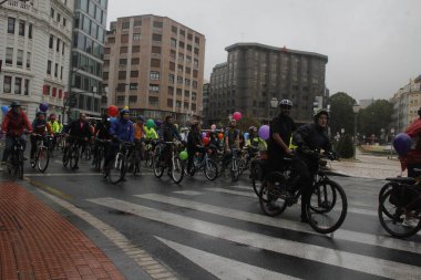 Şehirde bisiklet sürmek.