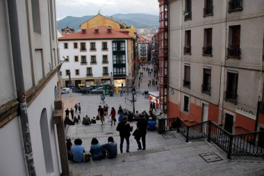 Sokakta yürüyen insanlar