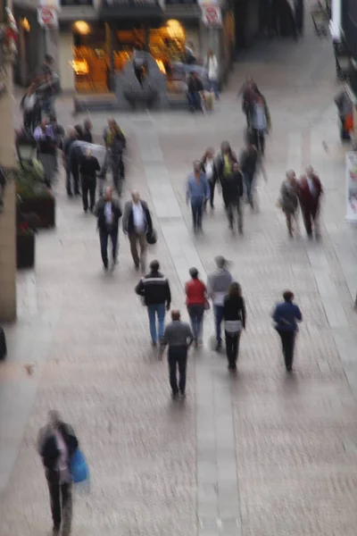 Les Gens Marchant Dans Rue — Photo