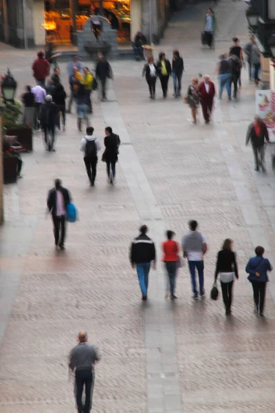 Les Gens Marchant Dans Rue — Photo