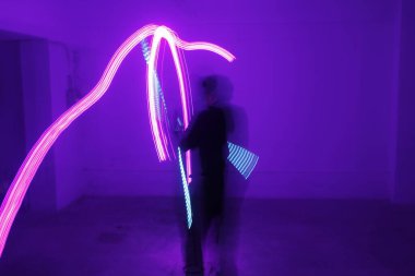 Performans sırasında ışıkları açtı