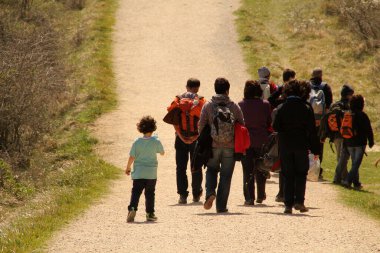Kırsalda yürüyüş yapmak.