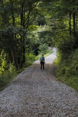 Kırsalda yürüyüş yapmak.