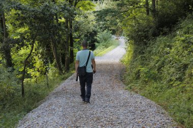 Kırsalda yürüyüş yapmak.