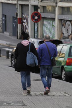 Sokakta yürüyen insanlar