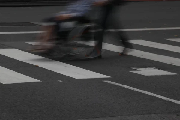 Menschen Die Auf Der Straße Gehen — Stockfoto