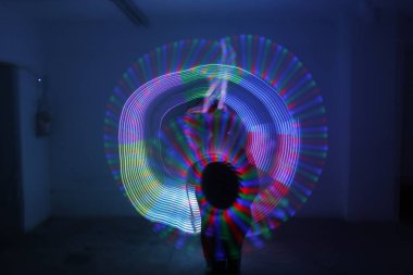 Performans sırasında ışıkları açtı