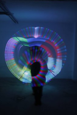 Performans sırasında ışıkları açtı