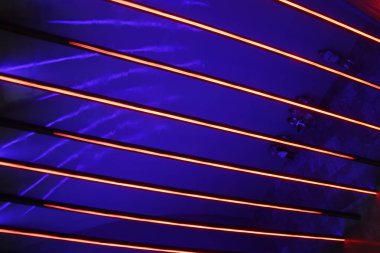 Performans sırasında ışıkları açtı