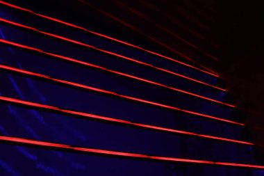 Performans sırasında ışıkları açtı