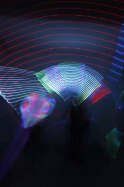 Performans sırasında ışıkları açtı