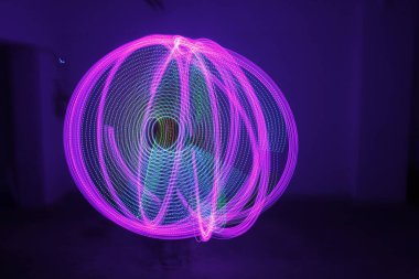 Performans sırasında ışıkları açtı