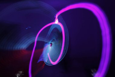 Performans sırasında ışıkları açtı