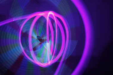 Performans sırasında ışıkları açtı